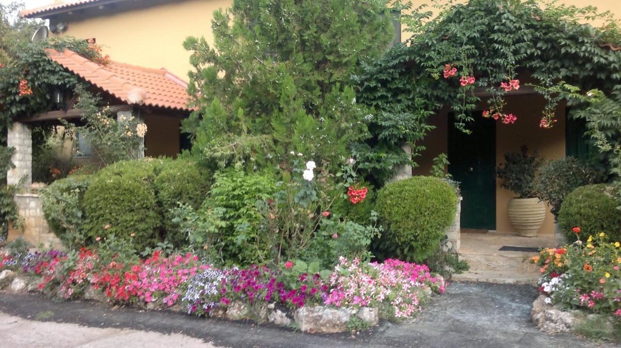 Aphrodite'S Inn Kalavrita Exterior photo